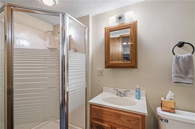2401 SW Stonecreek Court, Blue Springs, MO 64015