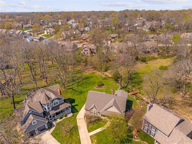 2401 SW Stonecreek Court, Blue Springs, MO 64015