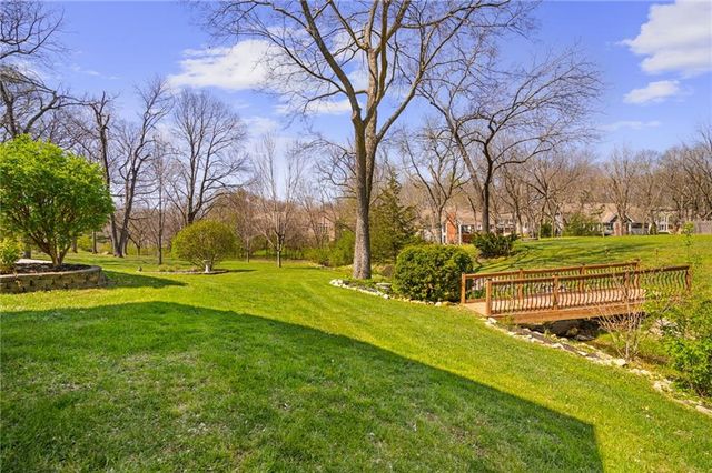 2401 SW Stonecreek Court, Blue Springs, MO 64015