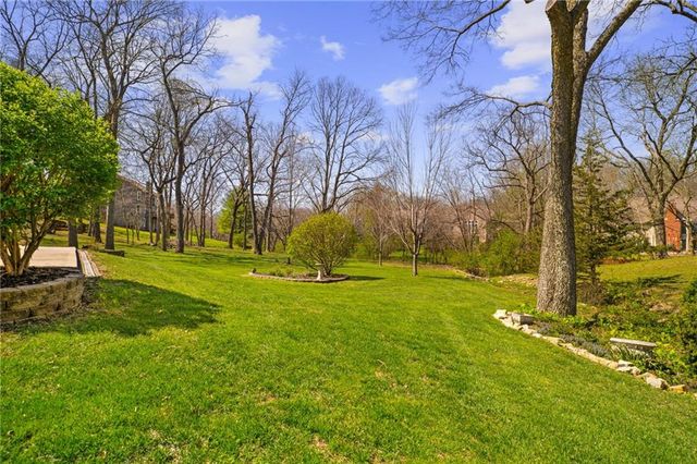 2401 SW Stonecreek Court, Blue Springs, MO 64015