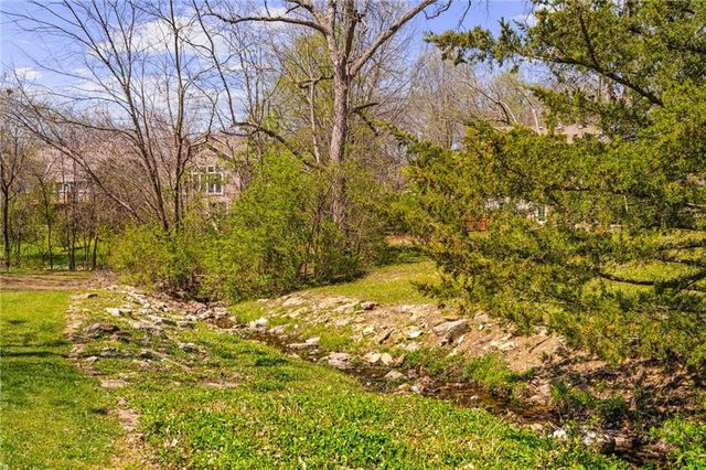 2401 SW Stonecreek Court, Blue Springs, MO 64015
