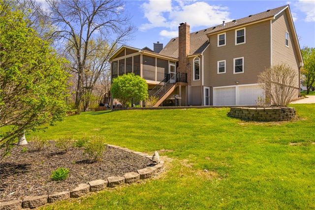 2401 SW Stonecreek Court, Blue Springs, MO 64015
