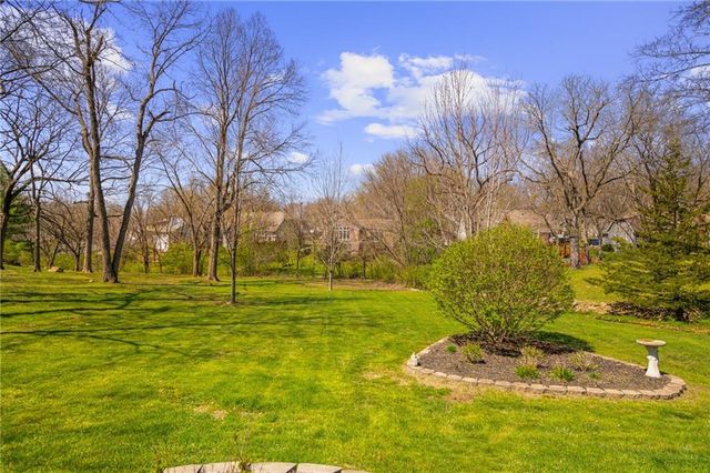 2401 SW Stonecreek Court, Blue Springs, MO 64015