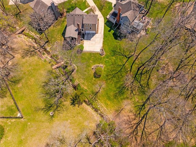 2401 SW Stonecreek Court, Blue Springs, MO 64015