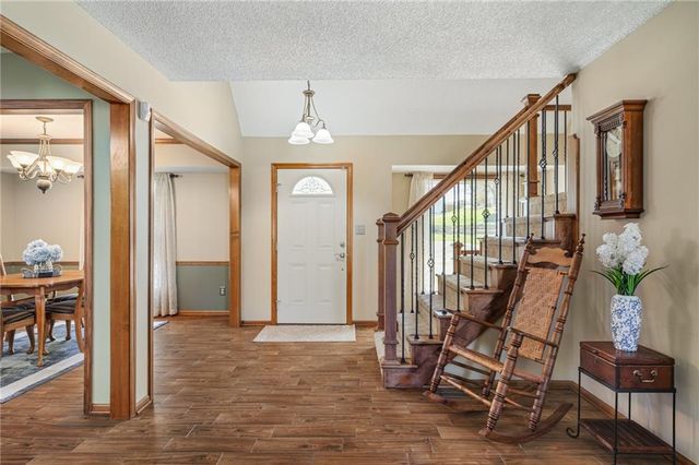 2401 SW Stonecreek Court, Blue Springs, MO 64015