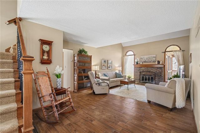 2401 SW Stonecreek Court, Blue Springs, MO 64015