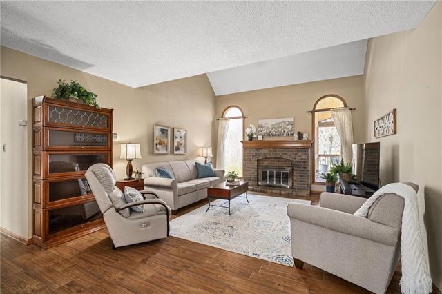 2401 SW Stonecreek Court, Blue Springs, MO 64015