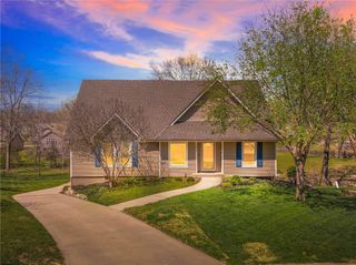 2401 SW Stonecreek Court, Blue Springs, MO 64015