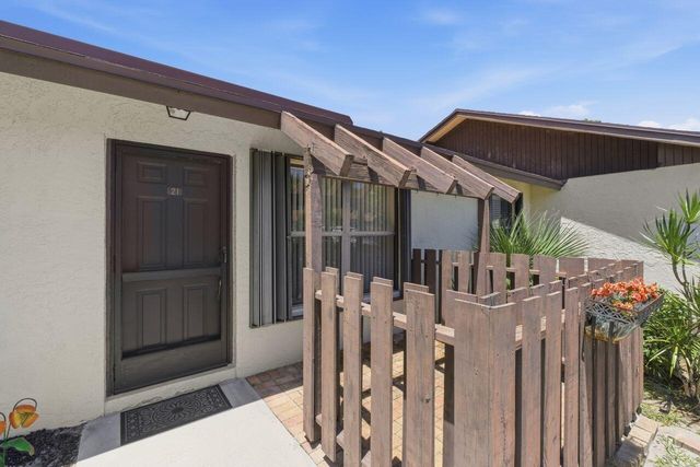 21 Vía De Casas Norte, Boynton Beach, FL 33426