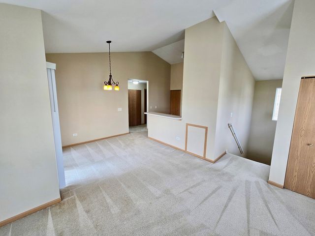 1531 SILVERSTONE Drive 1531, Carpentersville, IL 60110