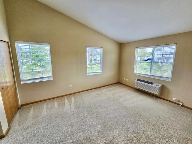 1531 SILVERSTONE Drive 1531, Carpentersville, IL 60110