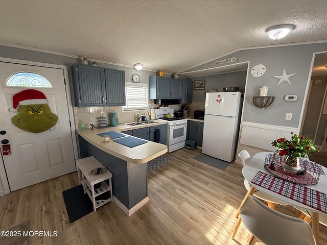 31 Sams Trailer Ct Court, Hazlet, NJ 07730