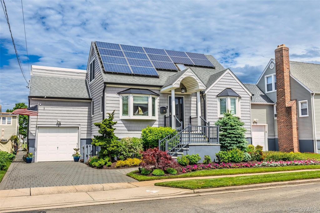 650 S 9th Street, Lindenhurst, NY 11757