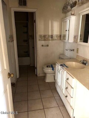 7 Sandra Lane, East Greenbush, NY 12144