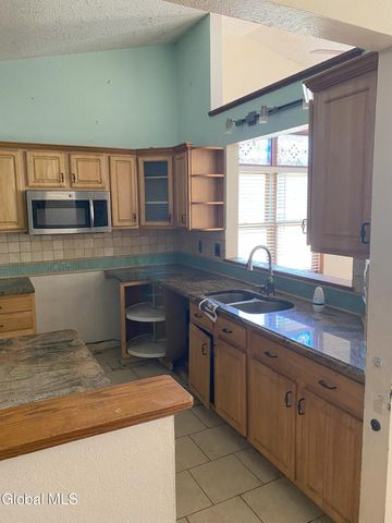 7 Sandra Lane, East Greenbush, NY 12144