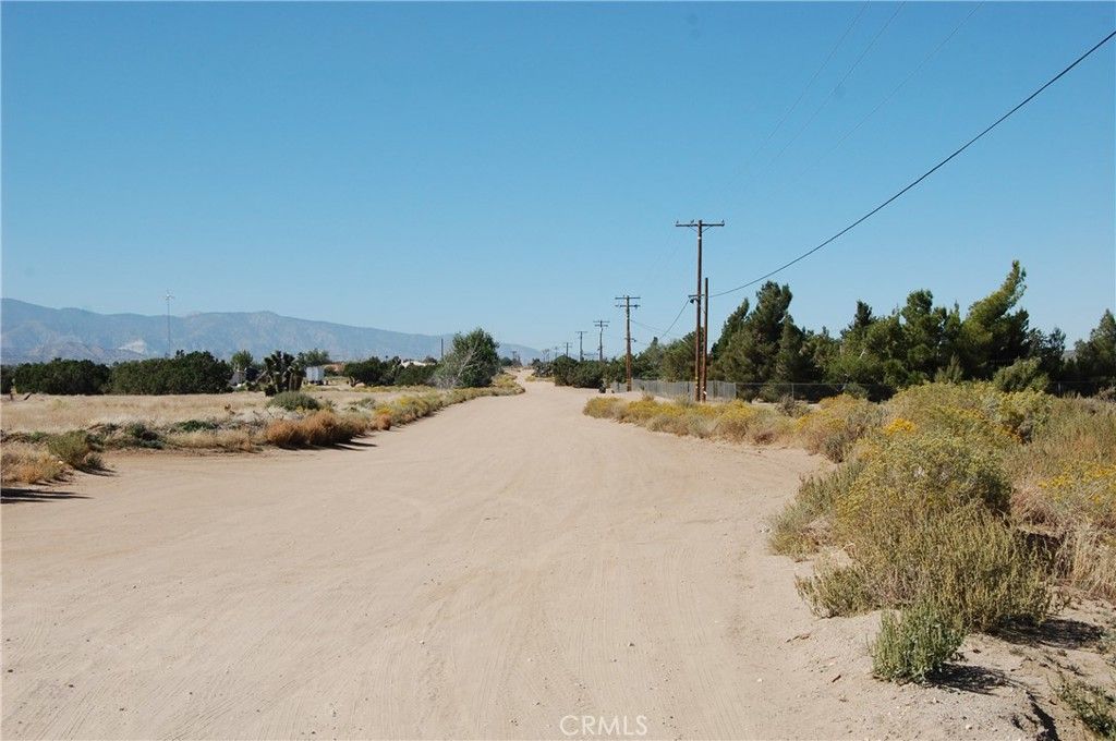 Image 1 of property listing at 1 Arrohead Rd, Phelan, CA 92371