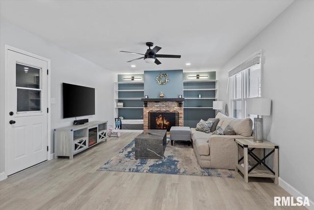 2612 ARLINGTON Drive, Springfield, IL 62704