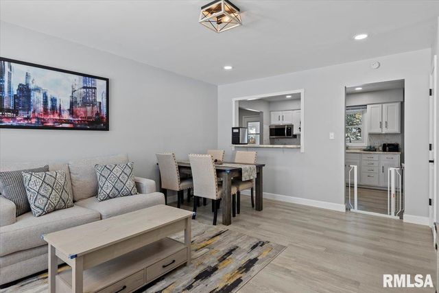 2612 ARLINGTON Drive, Springfield, IL 62704