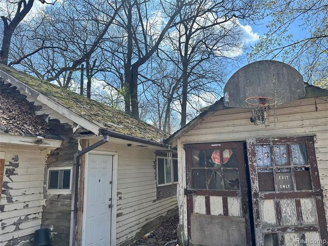 235 Woodbine Drive, Milford, MI 48380