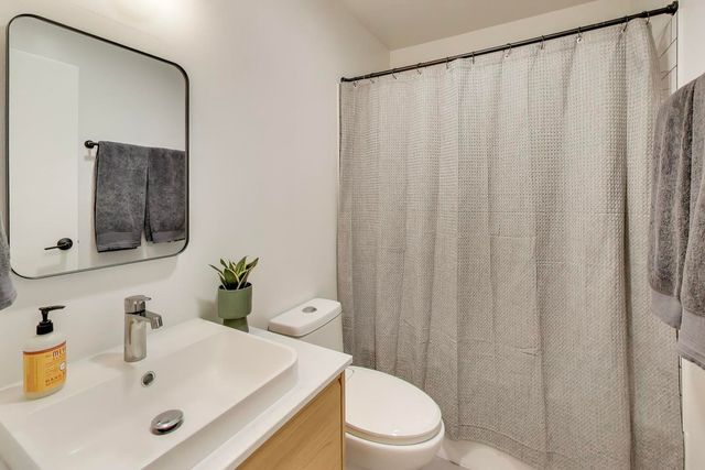 21061 W Marion Avenue, Mundelein, IL 60060