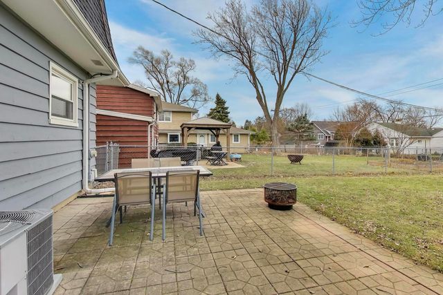 21061 W Marion Avenue, Mundelein, IL 60060