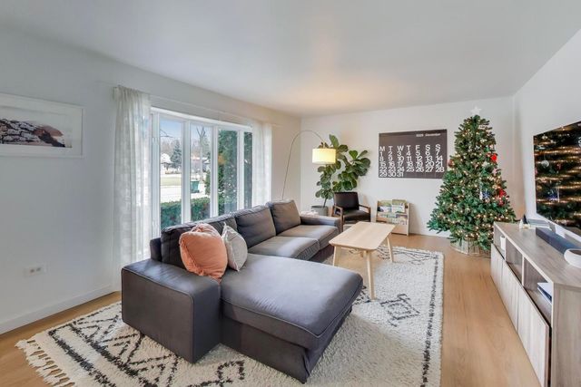 21061 W Marion Avenue, Mundelein, IL 60060