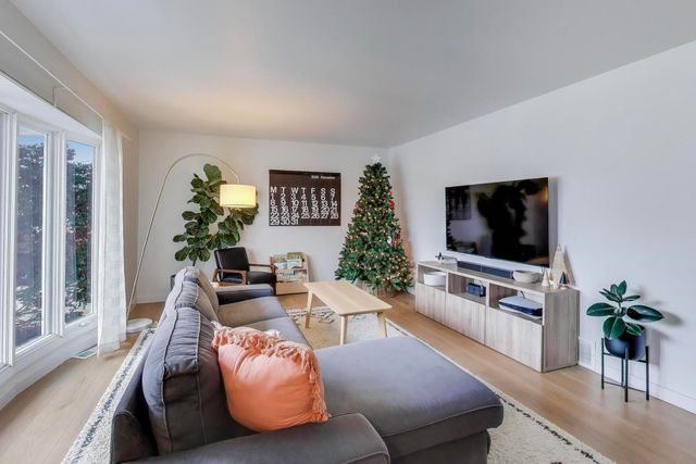 21061 W Marion Avenue, Mundelein, IL 60060