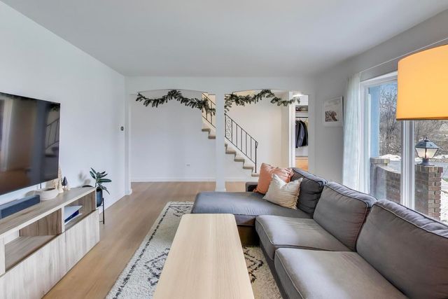 21061 W Marion Avenue, Mundelein, IL 60060