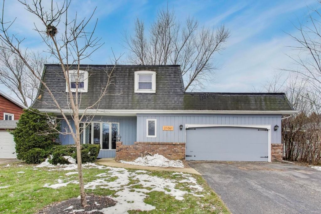 21061 W Marion Avenue, Mundelein, IL 60060