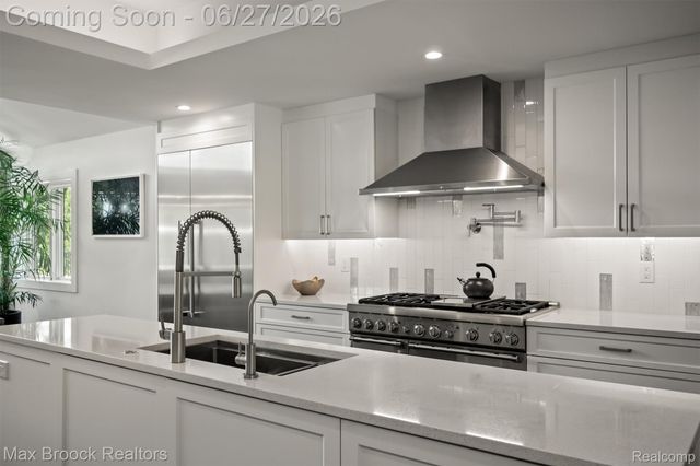 7400 Parkstone Lane, Bloomfield Charter Township, MI 48301