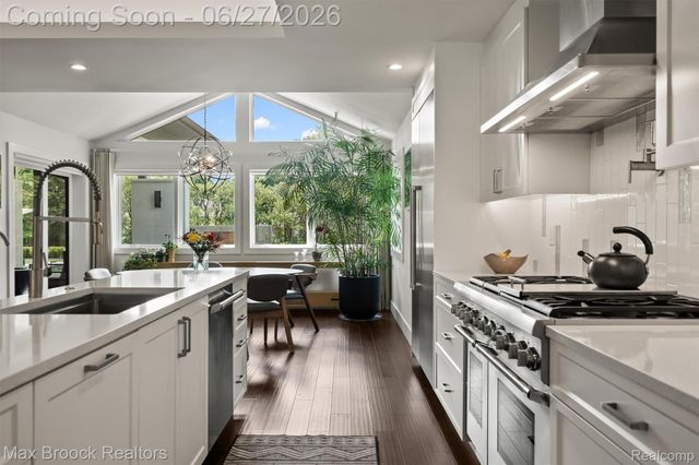 7400 Parkstone Lane, Bloomfield Charter Township, MI 48301