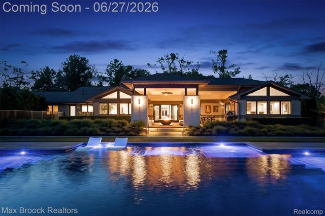 7400 Parkstone Lane, Bloomfield Charter Township, MI 48301