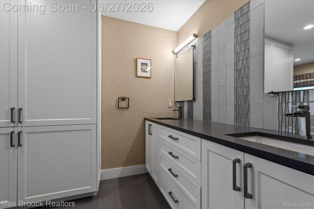 7400 Parkstone Lane, Bloomfield Charter Township, MI 48301