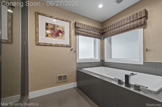 7400 Parkstone Lane, Bloomfield Charter Township, MI 48301