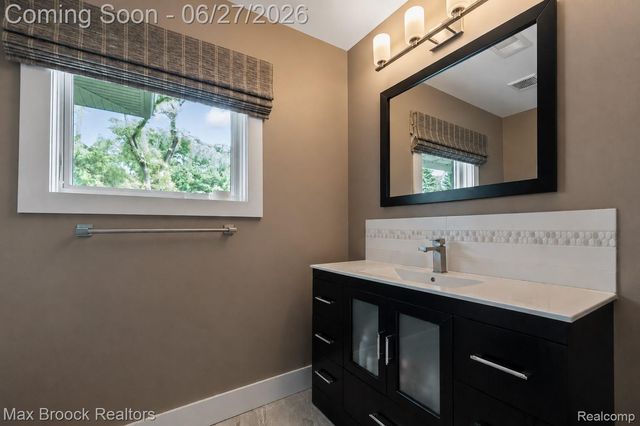 7400 Parkstone Lane, Bloomfield Charter Township, MI 48301