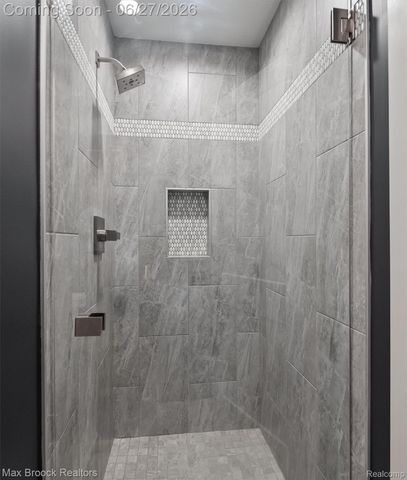 7400 Parkstone Lane, Bloomfield Charter Township, MI 48301