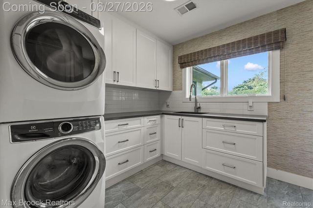 7400 Parkstone Lane, Bloomfield Charter Township, MI 48301