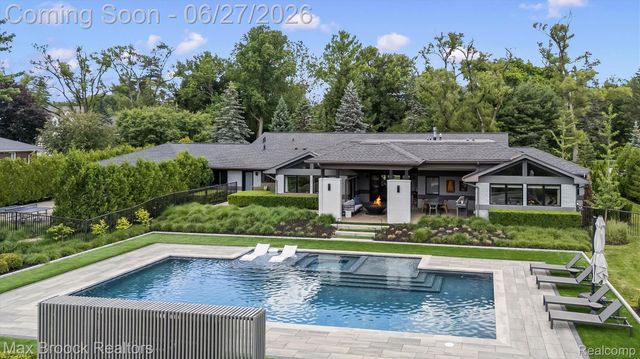 7400 Parkstone Lane, Bloomfield Charter Township, MI 48301