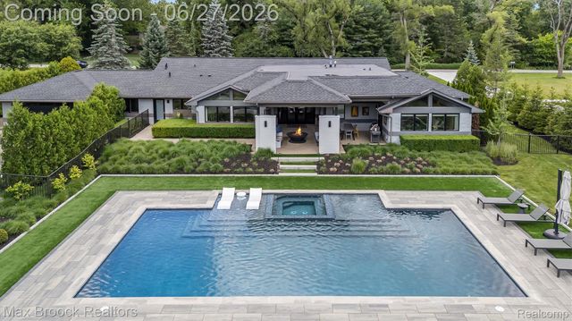 7400 Parkstone Lane, Bloomfield Charter Township, MI 48301