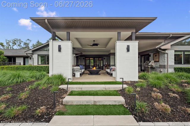 7400 Parkstone Lane, Bloomfield Charter Township, MI 48301