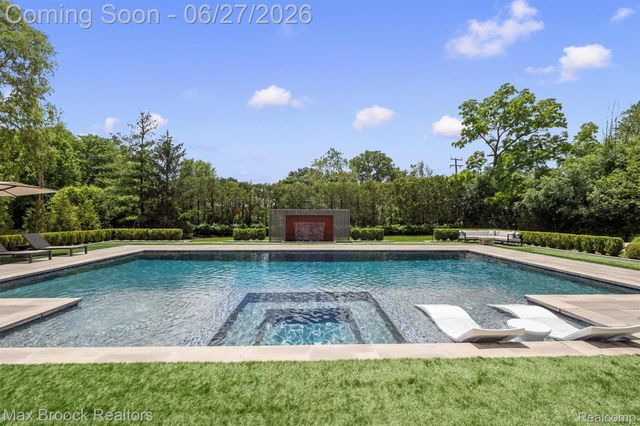 7400 Parkstone Lane, Bloomfield Charter Township, MI 48301