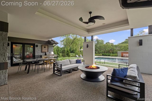 7400 Parkstone Lane, Bloomfield Charter Township, MI 48301