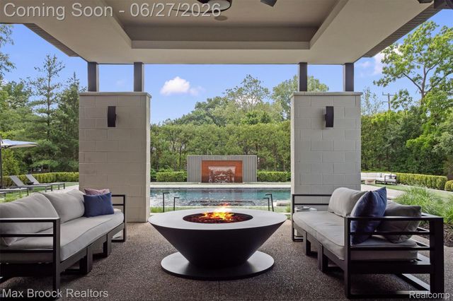 7400 Parkstone Lane, Bloomfield Charter Township, MI 48301