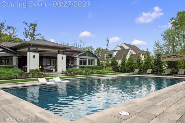 7400 Parkstone Lane, Bloomfield Charter Township, MI 48301