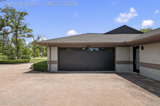 7400 Parkstone Lane, Bloomfield Charter Township, MI 48301
