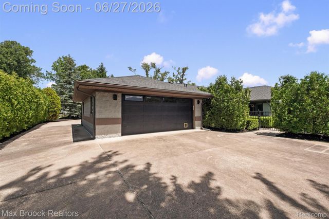 7400 Parkstone Lane, Bloomfield Charter Township, MI 48301