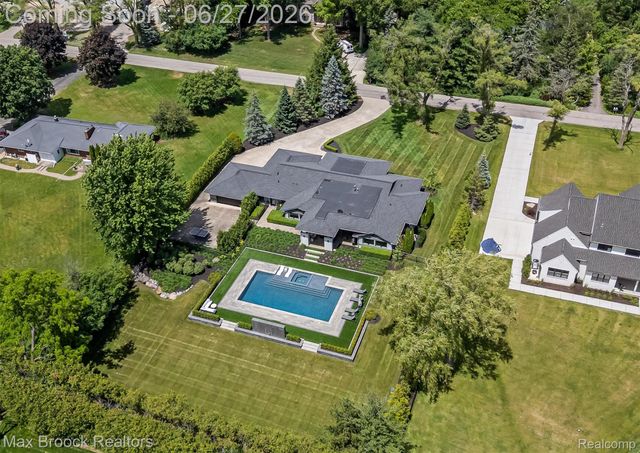 7400 Parkstone Lane, Bloomfield Charter Township, MI 48301