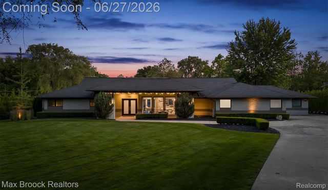 7400 Parkstone Lane, Bloomfield Charter Township, MI 48301