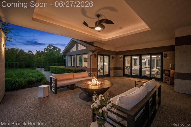 7400 Parkstone Lane, Bloomfield Charter Township, MI 48301
