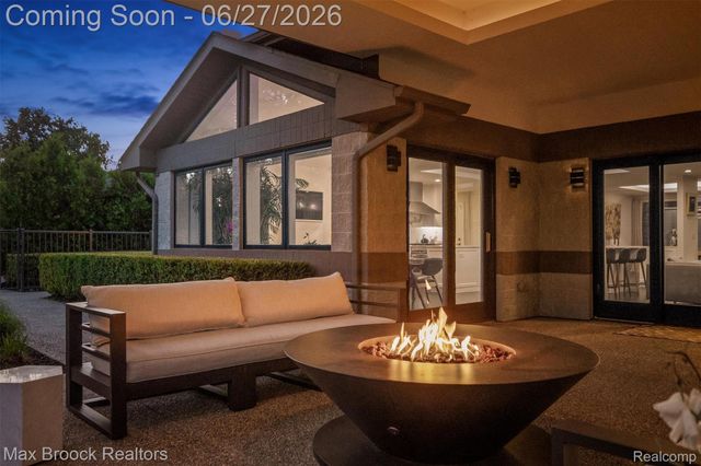 7400 Parkstone Lane, Bloomfield Charter Township, MI 48301